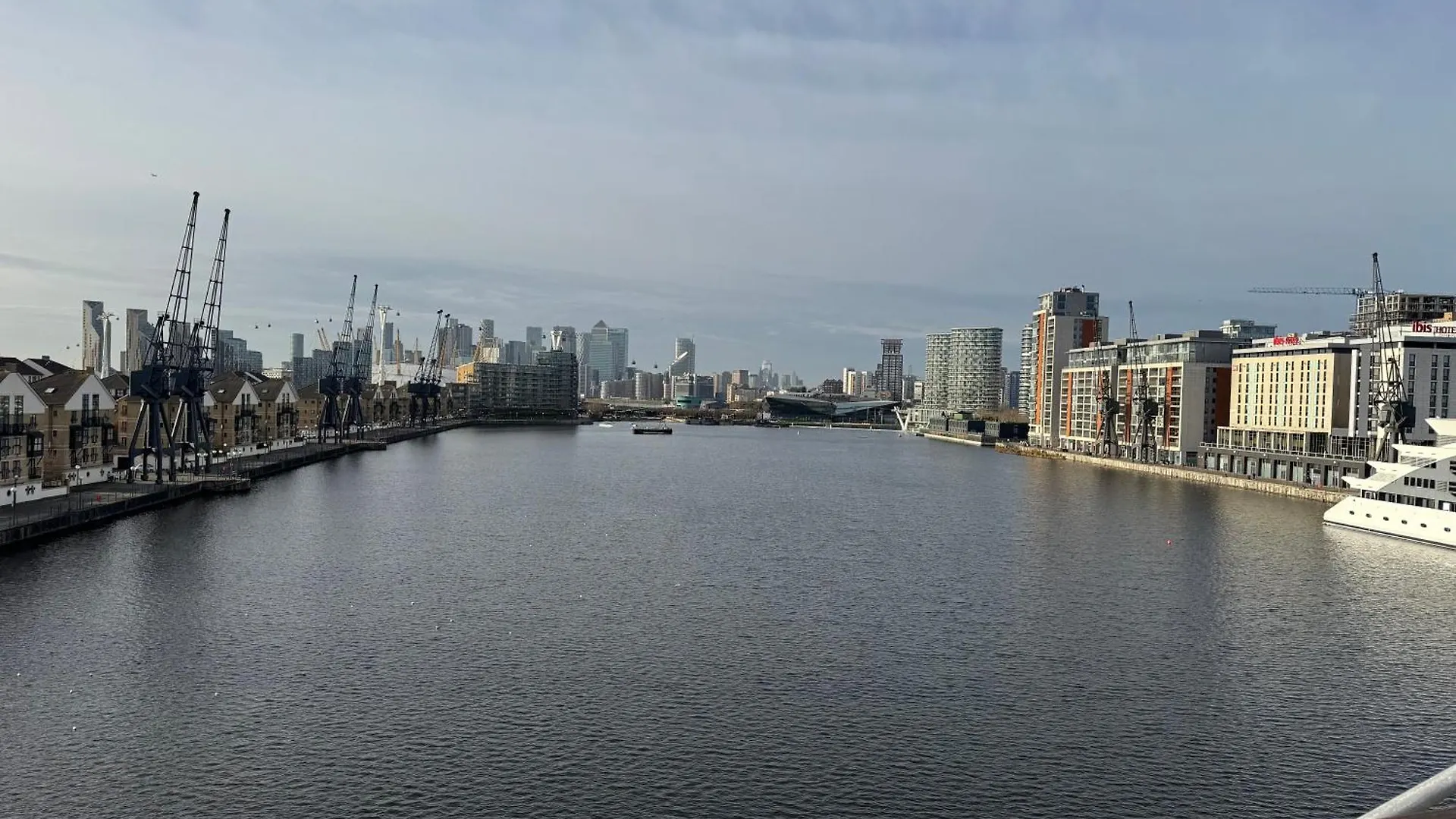 Homestay Waterfront Double Room With Fireplace In The Heart Of Royal Docks London